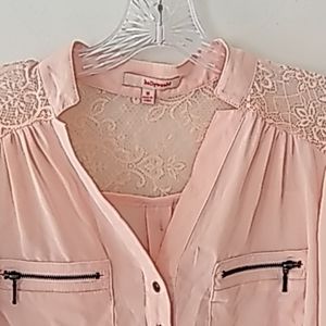 Hollywood salmon blouse with top lace detail